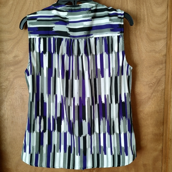 Banana Republic. New with out tags, sleeveless button-down top.  Size Medium. - Picture 12 of 16